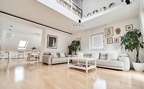 Matic Spacious Modern Apartment
